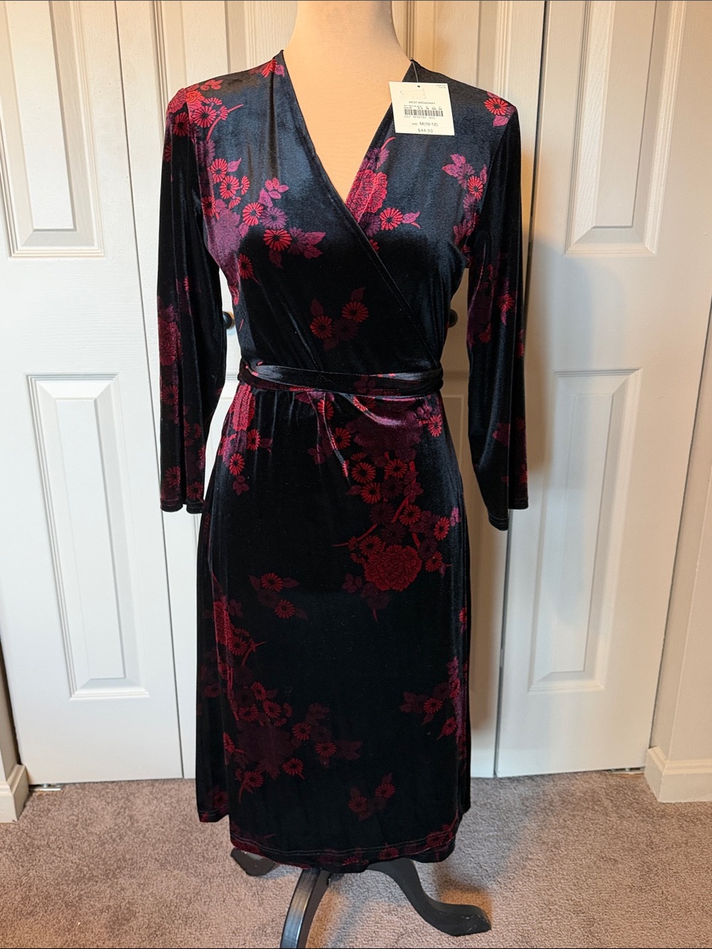 Apostrophe NWT Black & Red Floral Velour Wrap Dress Long Sleeve Women's Size M
